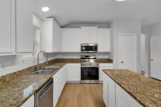 Building Photo - 712 Riverhead Dr