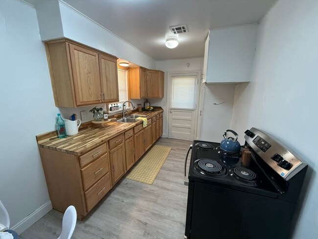 Building Photo - 2 bed 1.5bath  New paint, new flooring, new range, fenced yard!