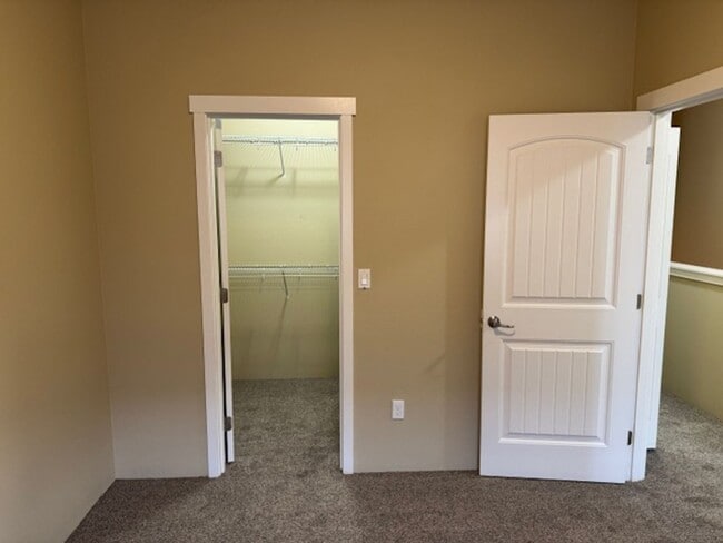 Building Photo - TOWNHOME/ 3 LEVELS W/ FENCED YARD AND GARA...