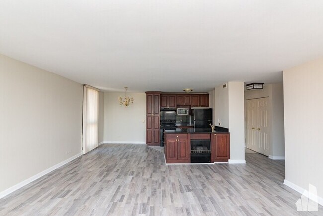 Building Photo - 1540 N LaSalle Dr