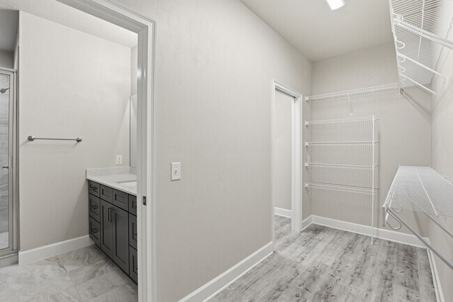 Building Photo - Villas of West 3Bed/2Bath End Unit