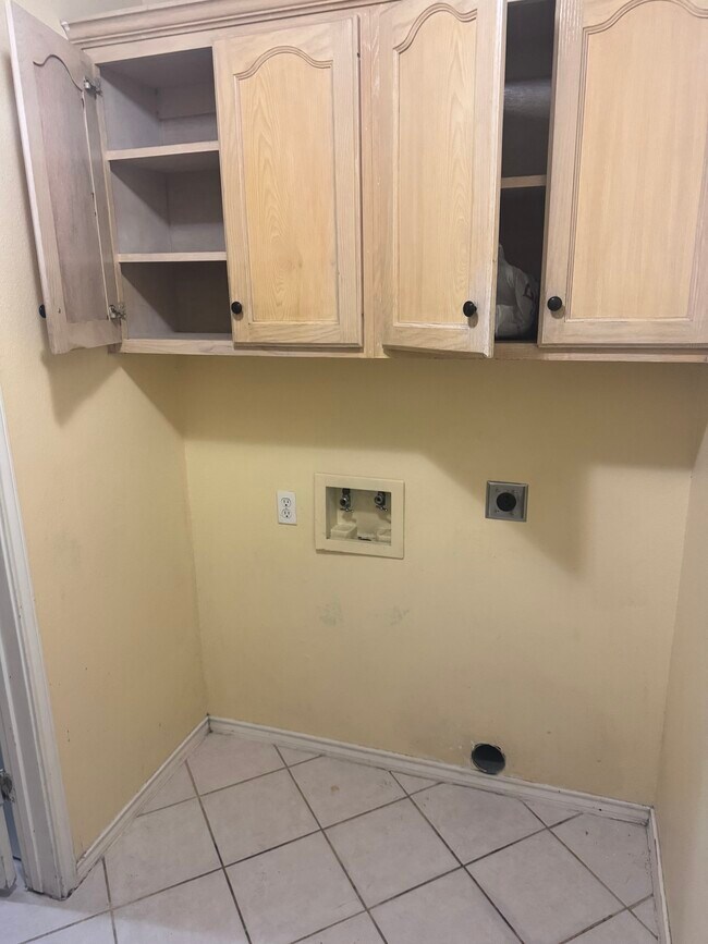 Building Photo - 25 Camino Bronce