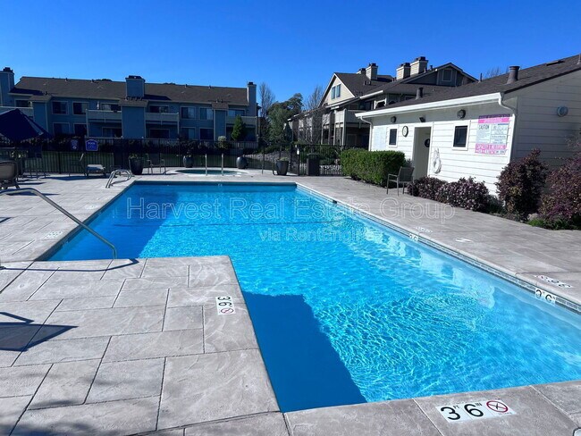 Building Photo - 198 Lakeshore Ct