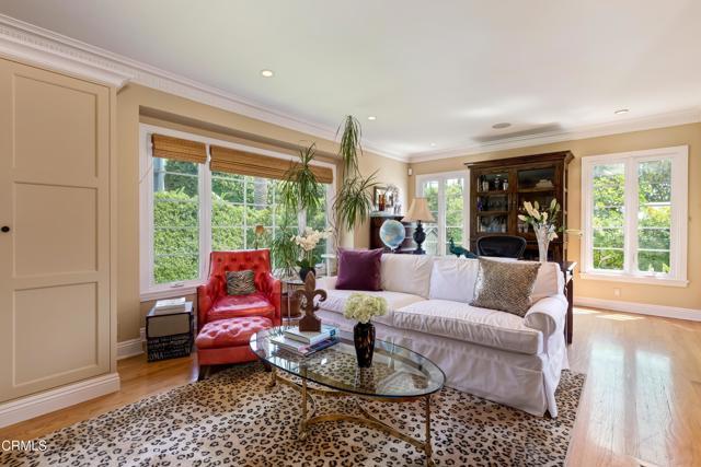 Building Photo - 807 N Doheny Dr