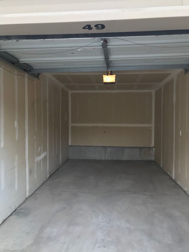 Building Photo - Beautiful Ground Floor 3-Bed 2-Bath Condo ...