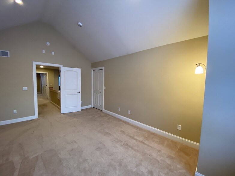 Building Photo - 4698 Brompton Dr
