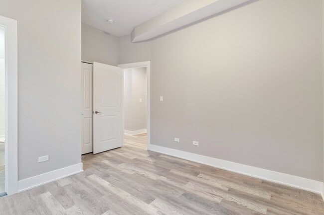 Building Photo - Top Floor, Gorgeous, Renovated 2bd/2bth, West Town Available 4/20