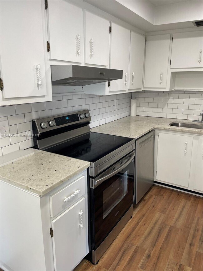 Building Photo - 227 Castlewood Dr