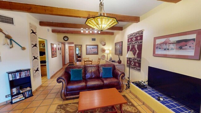 Building Photo - Charming two bedroom close to downtown. Furnished long term rental.