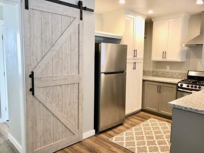 Building Photo - $1,350 Clovis Cottage 1 Bedroom Home Sierr...