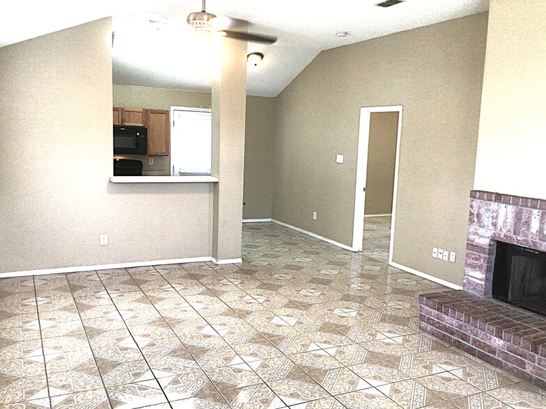 Building Photo - 702 Castlewick Ct