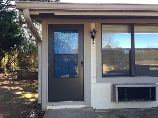 Primary Photo - 1 BEDROOM AVAILABLE FEBRUARY 9TH!
