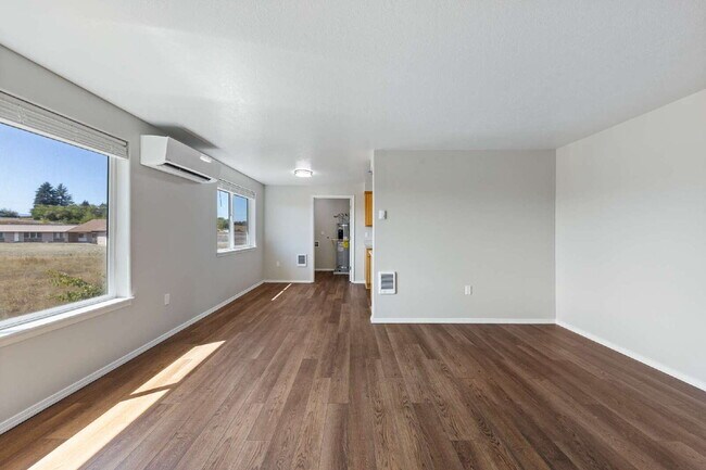 Building Photo - Fresh & Updated 2 bedroom W/S included!