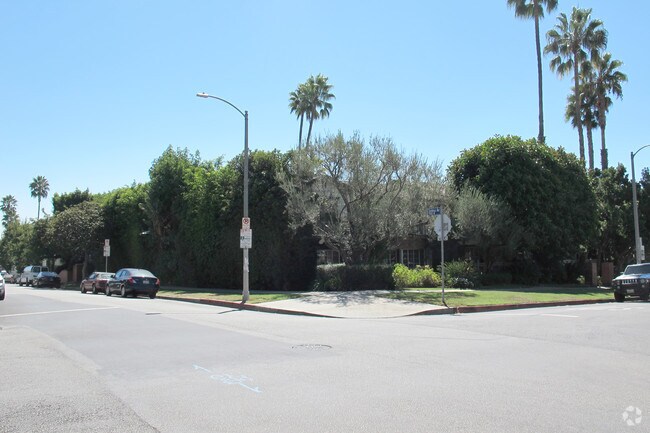 Building - 1560 N Laurel Ave