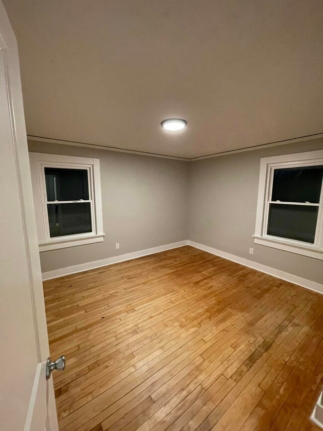 Building Photo - 317 Kenwood Ave