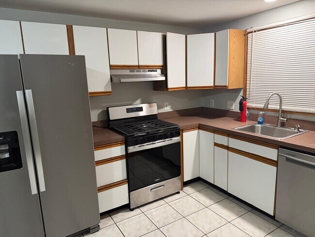 Building Photo - 61 Tracey St