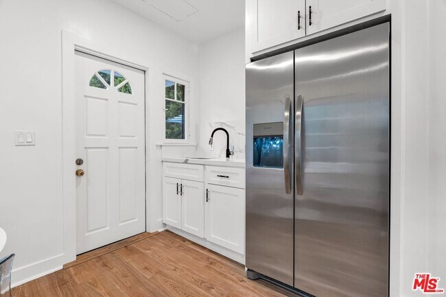 Building Photo - 653 N W Knoll Dr