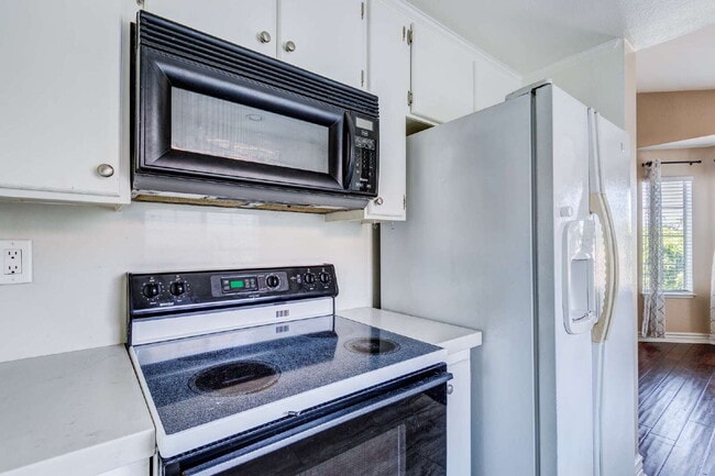 Building Photo - Spacious 2 Bedroom, 2 Bath – End Unit with...