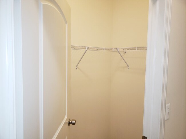 Building Photo - 14261 Shadywood Dr