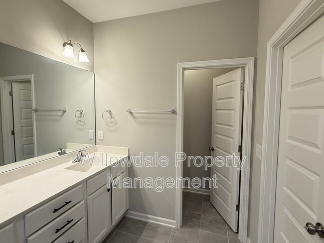 Building Photo - 1059 Lathrop Ln