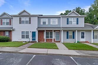 Building Photo - Charming Townhome with Fenced Backyard