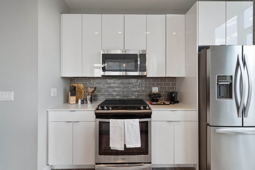 Building Photo - 823 N Clark St