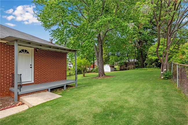 Building Photo - 718 Birchwood Ln SW