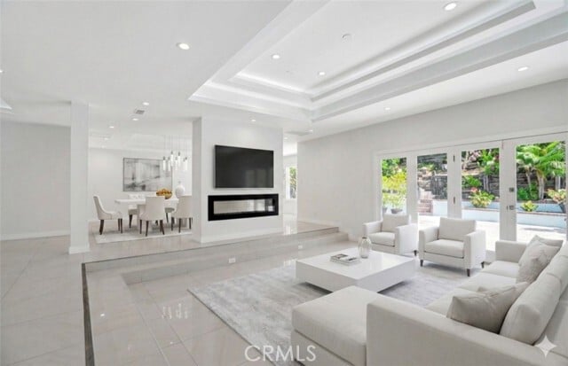 Building Photo - 4450 Hayvenhurst Ave