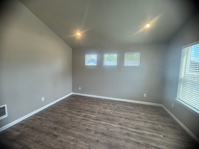 Building Photo - Beautiful 3 bedroom/2 bath tiny home in Co...