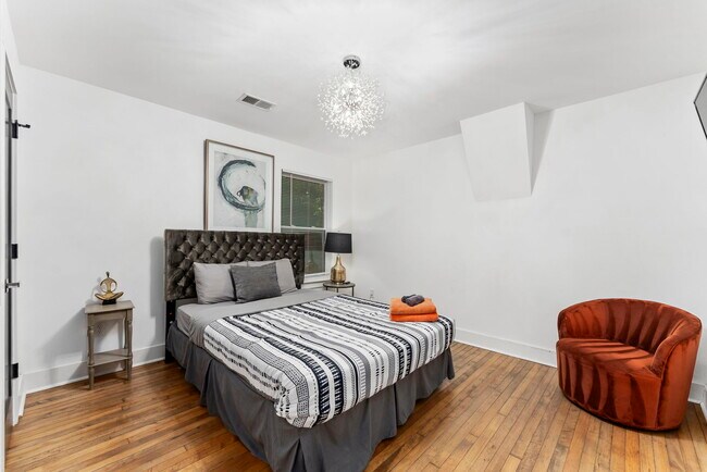 Building Photo - 2874 Grand Ave SW