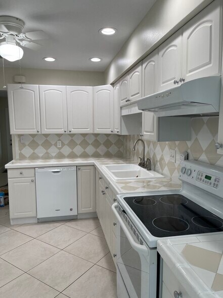 Building Photo - 330 NE 42nd Ct