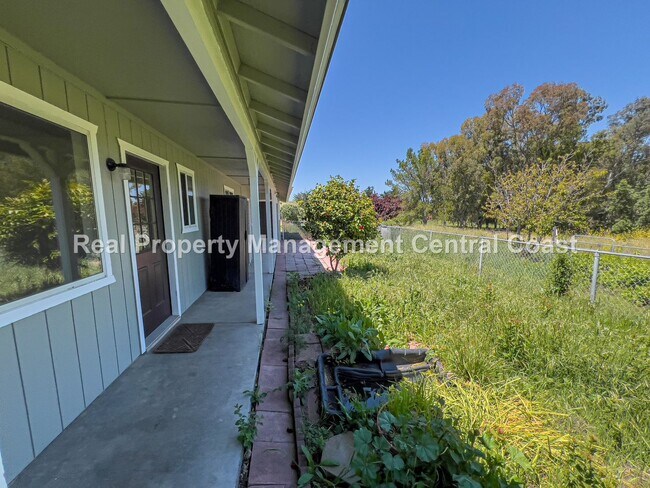 Building Photo - AVAILABLE NOW - Spacious Country Home in S...