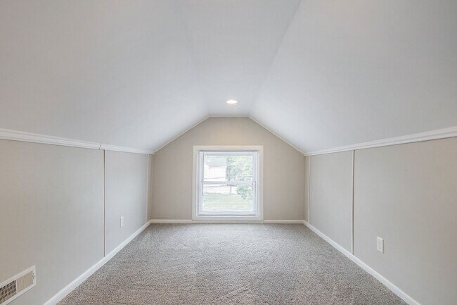 Building Photo - 930 Oakhill Street Southeast