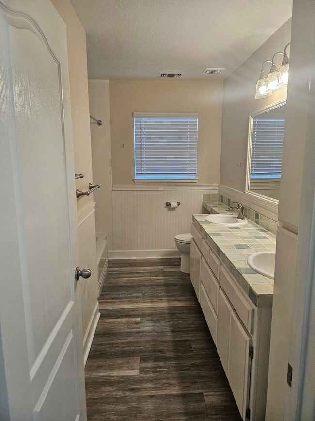 Building Photo - Large 2 bedroom in central Yuba City