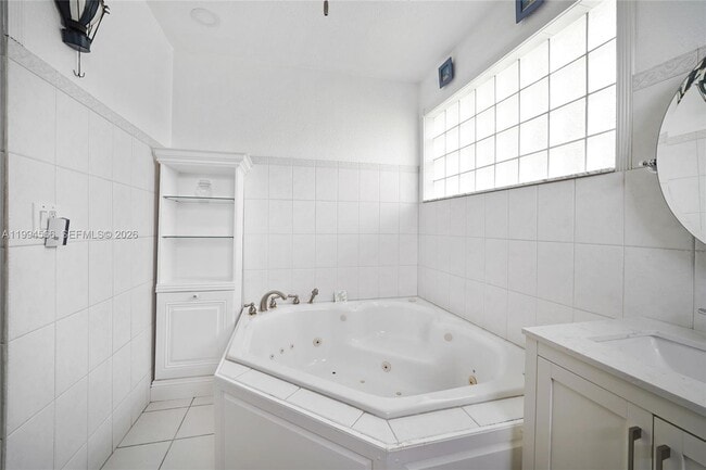 Building Photo - 2834 SW 33rd Ave