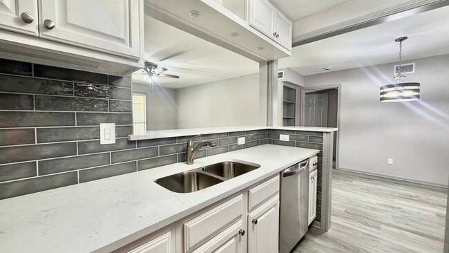 Building Photo - 1311 Antoine Dr