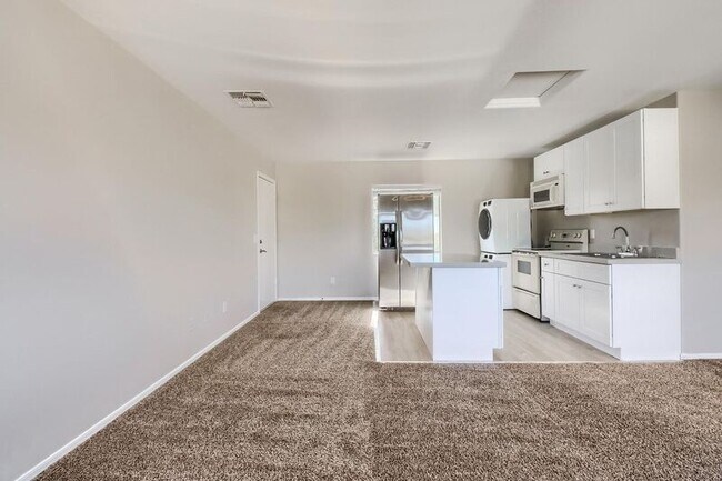 Building Photo - 5323 E Taylor St