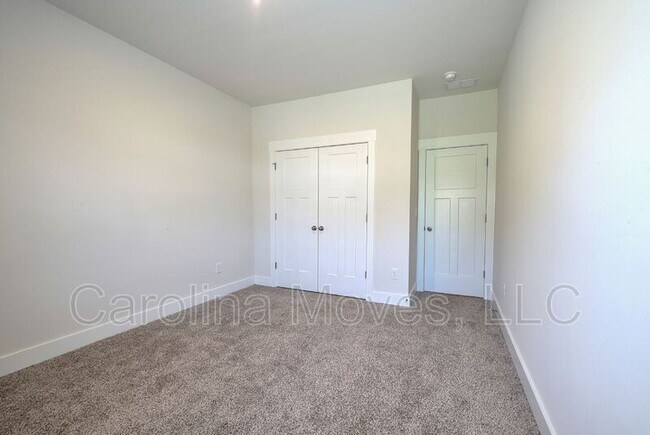 Building Photo - 208 Pewter Cir