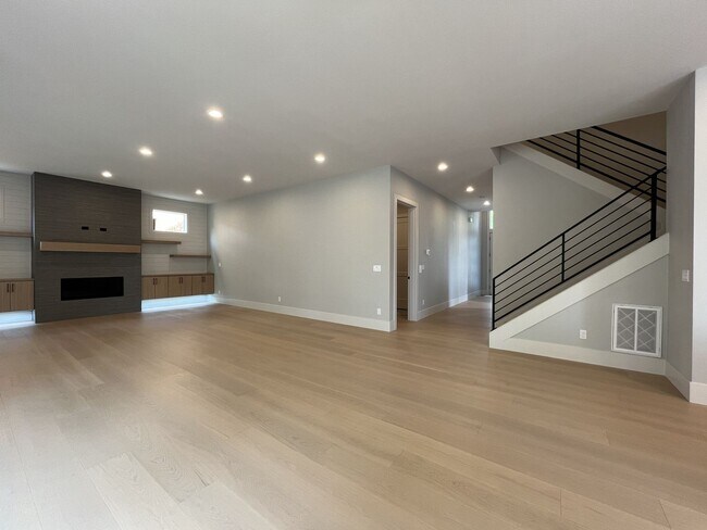 Building Photo - 17402 NW Lone Rock Dr