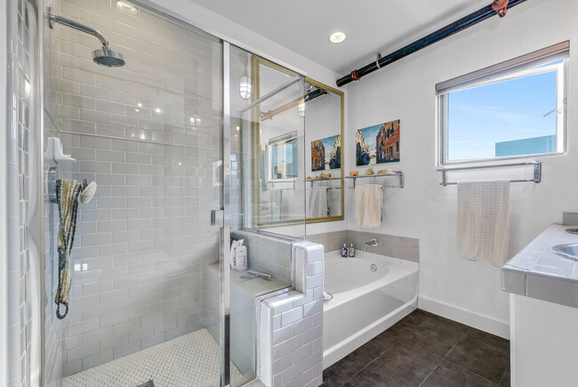 master bathroom - 906 E Santa Ana Blvd