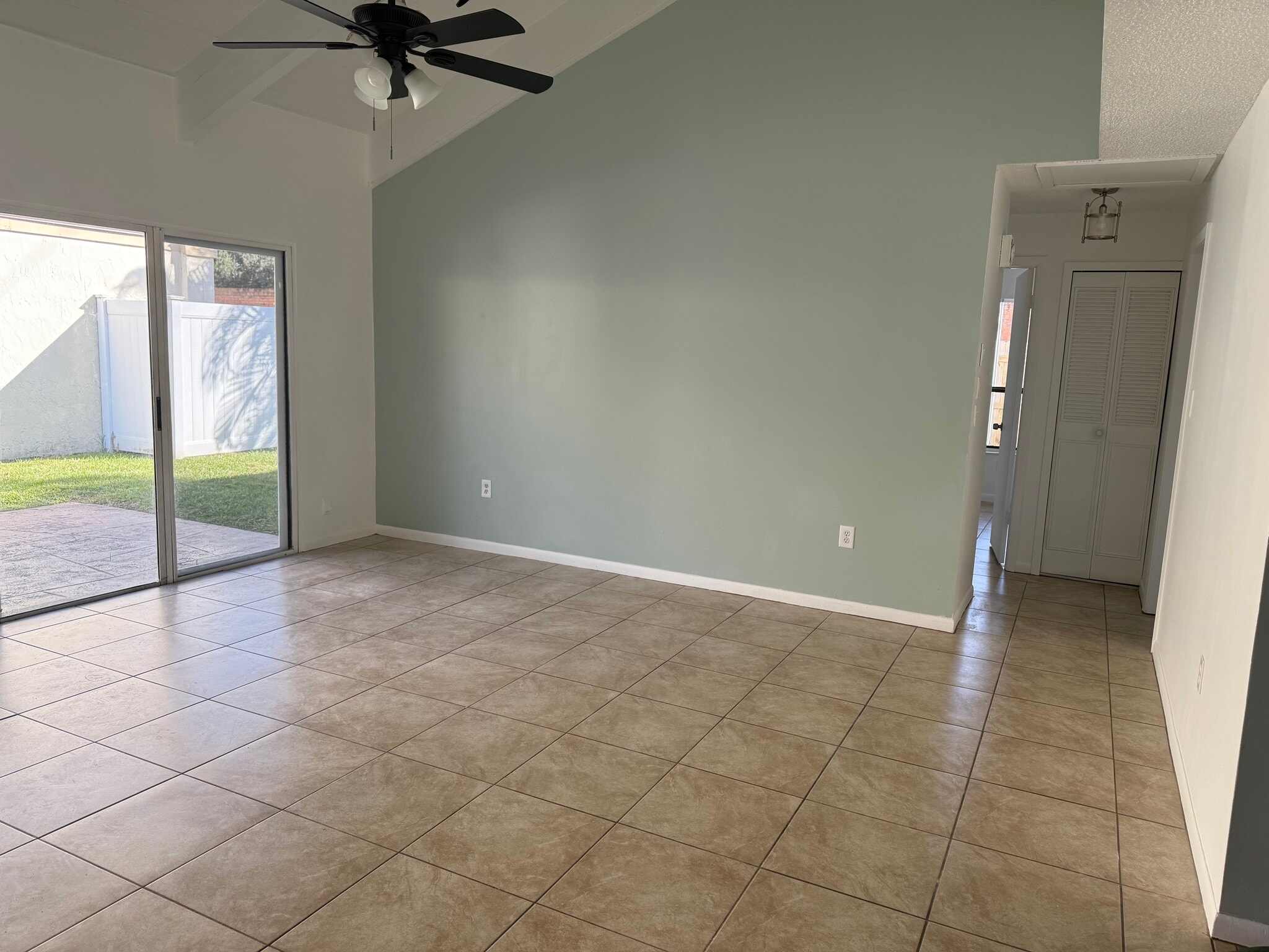 Building Photo - 467 Willow Tree Dr