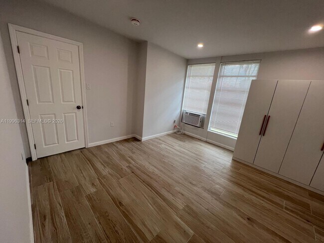 Building Photo - 811 NW 21st Ct