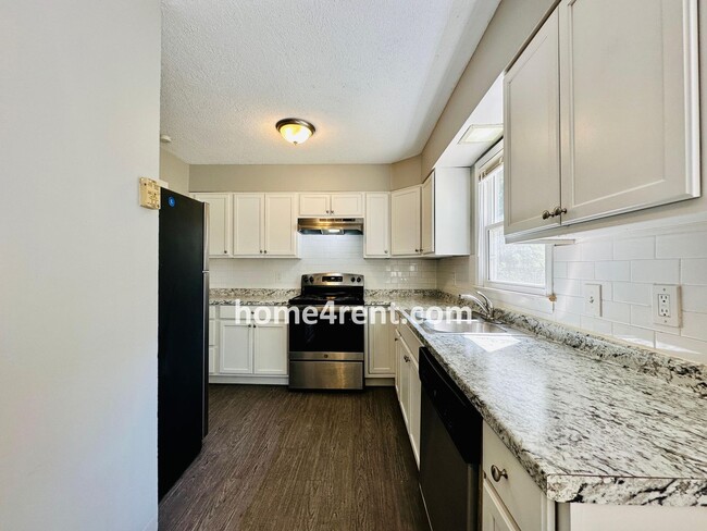 Building Photo - Ranch Style Home in KCMO w/ LVP Floors, SS Appliances and a Fenced Yard!