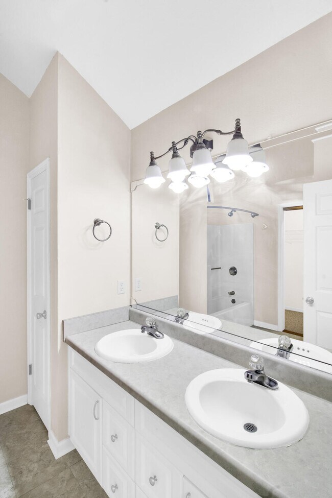 Building Photo - 2232 Fulva Dr