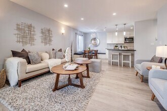 Building Photo - Advent - Low Deposit W/ Laundry & Parking!
