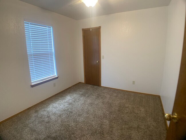 Building Photo - Moore 3 Bed 2 Bath