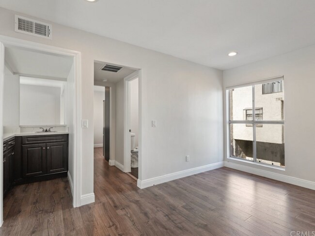 Building Photo - 5323 Coldwater Canyon Ave