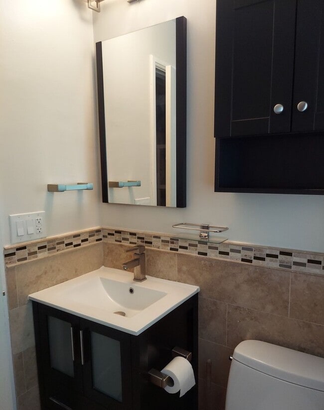 Building Photo - Stunning And Spacious 2-Level, 1 Bedroom, ...