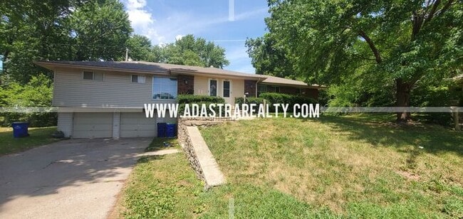 Building Photo - Spacious Shawnee Duplex-Available NOW!!