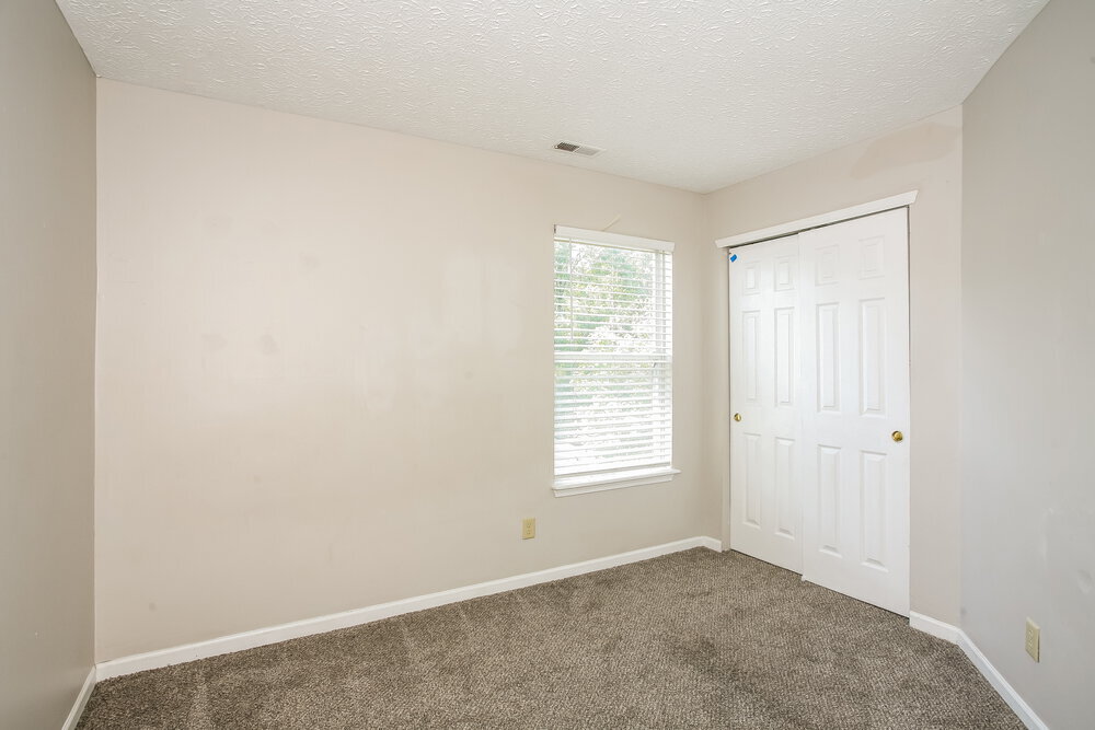 Building Photo - 4487 Connaught Dr E